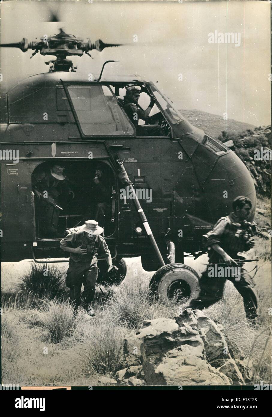 27 mar 2012 - Francese lotta contro i ribelli algerini.: l'elicottero è uno dei principali mezzi di trasporto utilizzati in Algeria. Truppe che arrivano sulla scena dell'operazione. Foto Stock