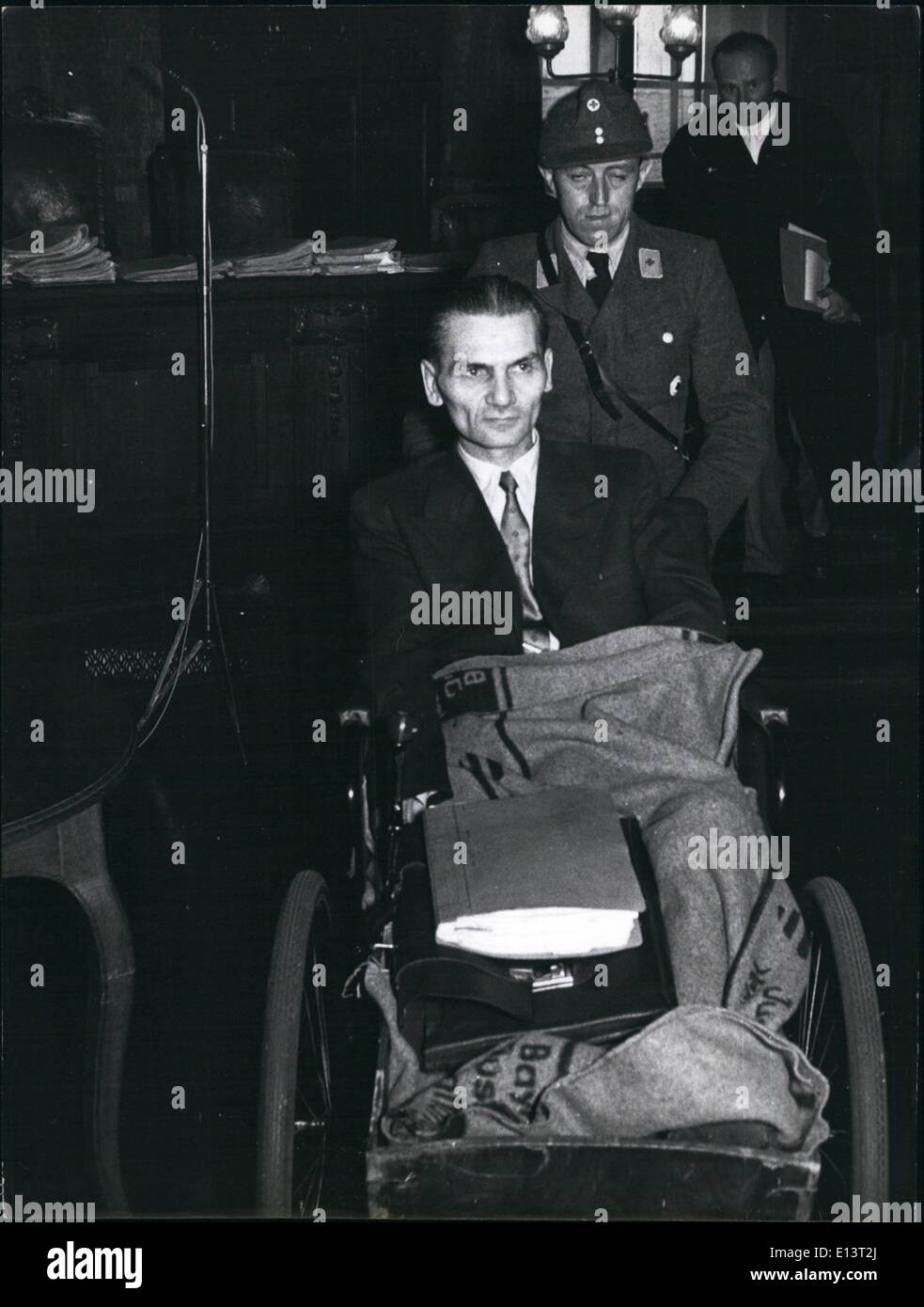 27 mar 2012 - 14 moda hard mi bour per sommer : il 3 luglio 1958 in collina overcrowd della giuria Bayrouth frase ha parlato su la ex KZ - guar, la "strato di Buchen vald'' Gerhard Martin su . Egli è stato condannato a vita - lungo e duro lavoro poiché di omicidio in 2 casi ha anche per la vita - il tempo ha perso i diritti civili. Immagine 1. Gimpse nella giuria a Bayreuth. sedia - uomo capo del consiglio del distretto Sig. Paulus (Paulus) 2. da sinistra , spiegando la frase. Sise a destra sul retro del defenior Lr. G. lf Foto Stock