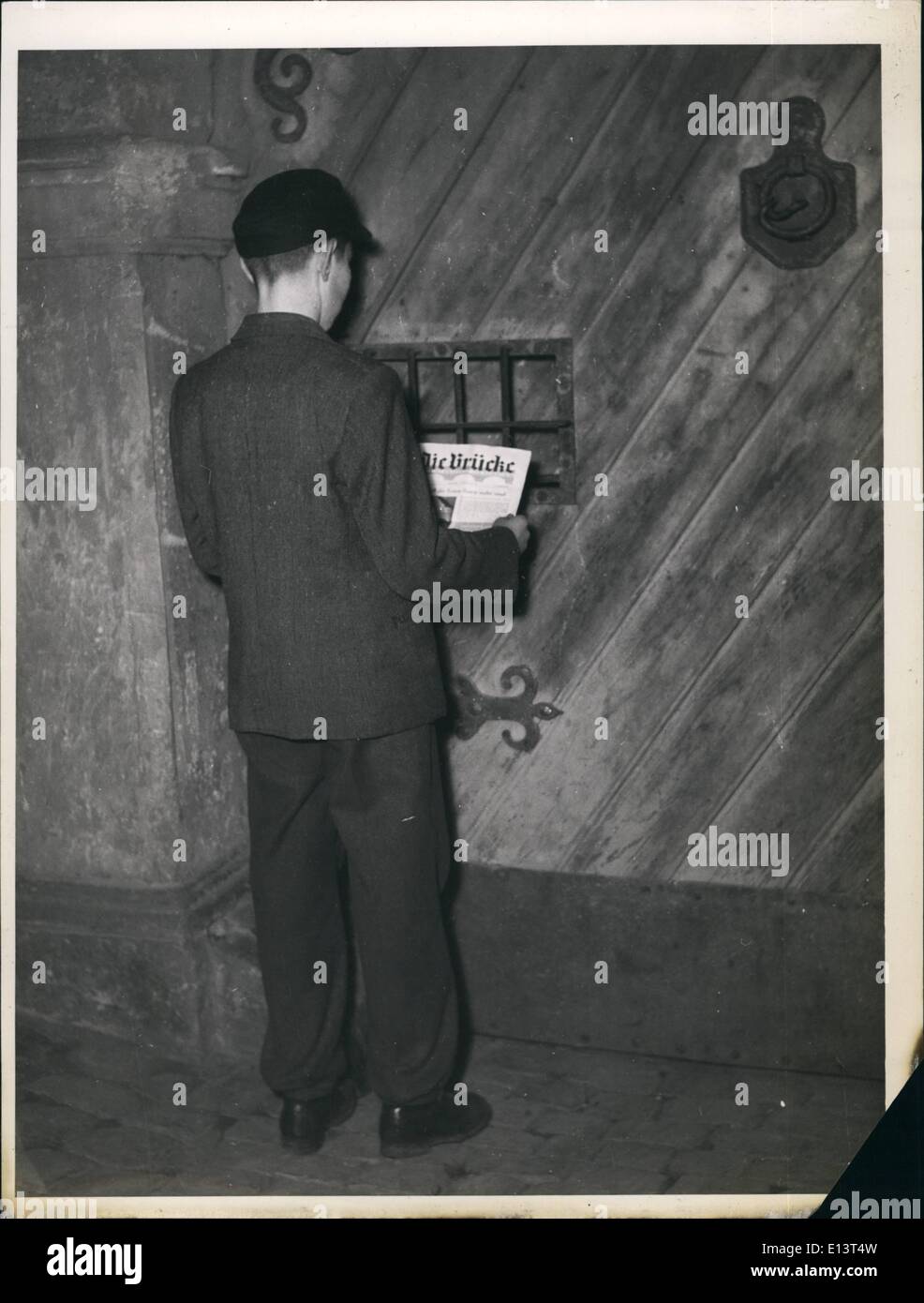 27 mar 2012 - Condannati housebreaker prende il quotidiano per il carcere ogni due settimane, si allontana libera e riflessivo. Foto Stock
