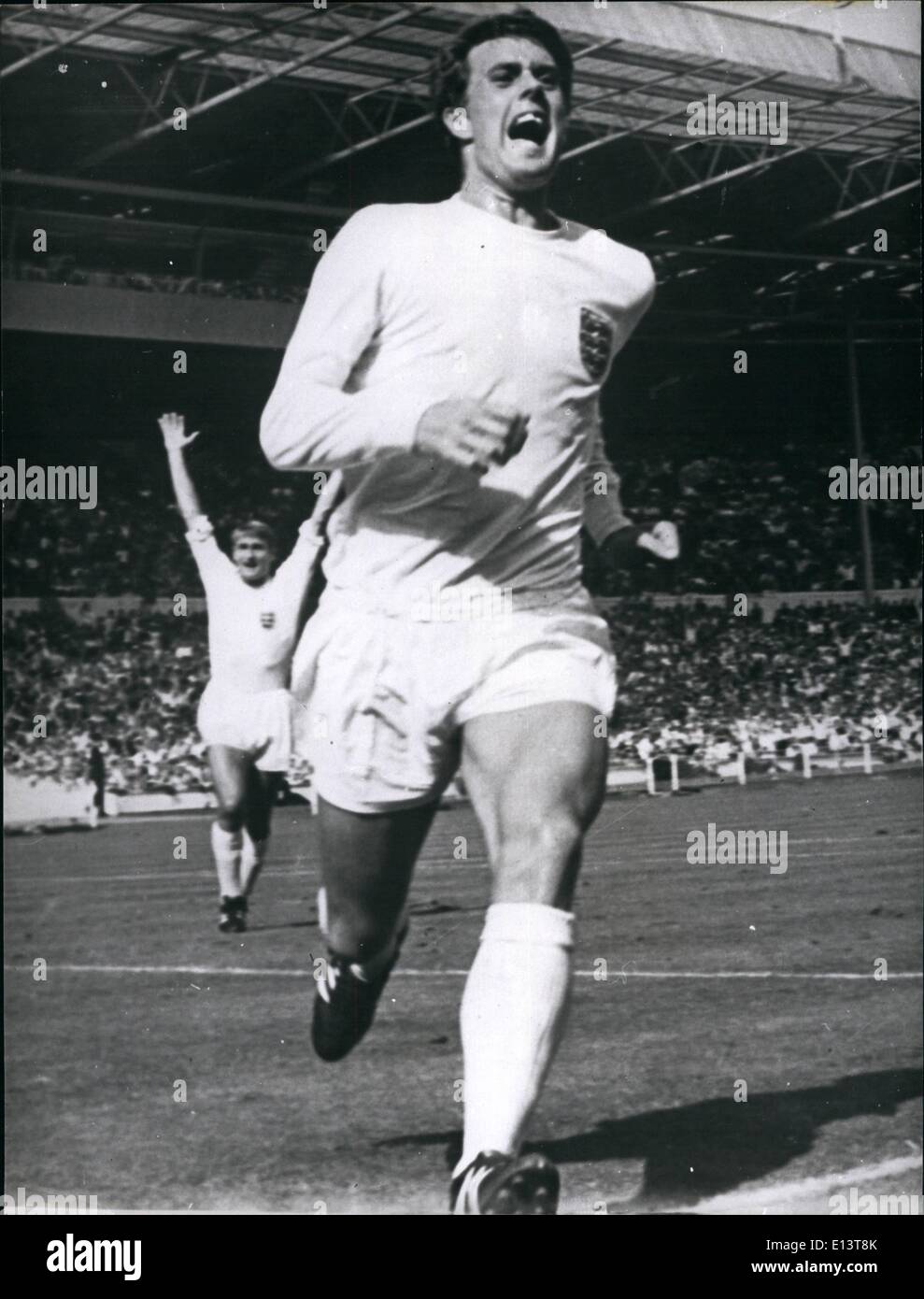 27 mar 2012 - Coppa del Mondo di calcio Inghilterra V Argentina a Wembley.: Mostra fotografica di Gordon Hurst corre per la gioia dopo il punteggio in Inghilterra Foto Stock