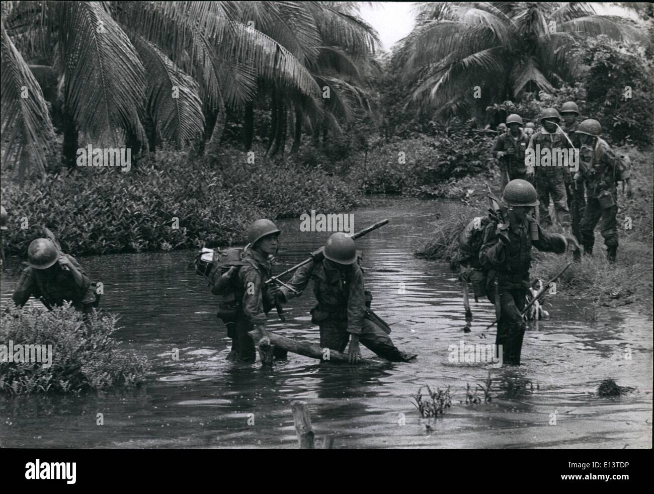27 mar 2012 - soldati vietnamiti wade attraverso le paludi di mangrovie come cercano i Viet Cong posizioni nella penisola Hamau. Foto Stock