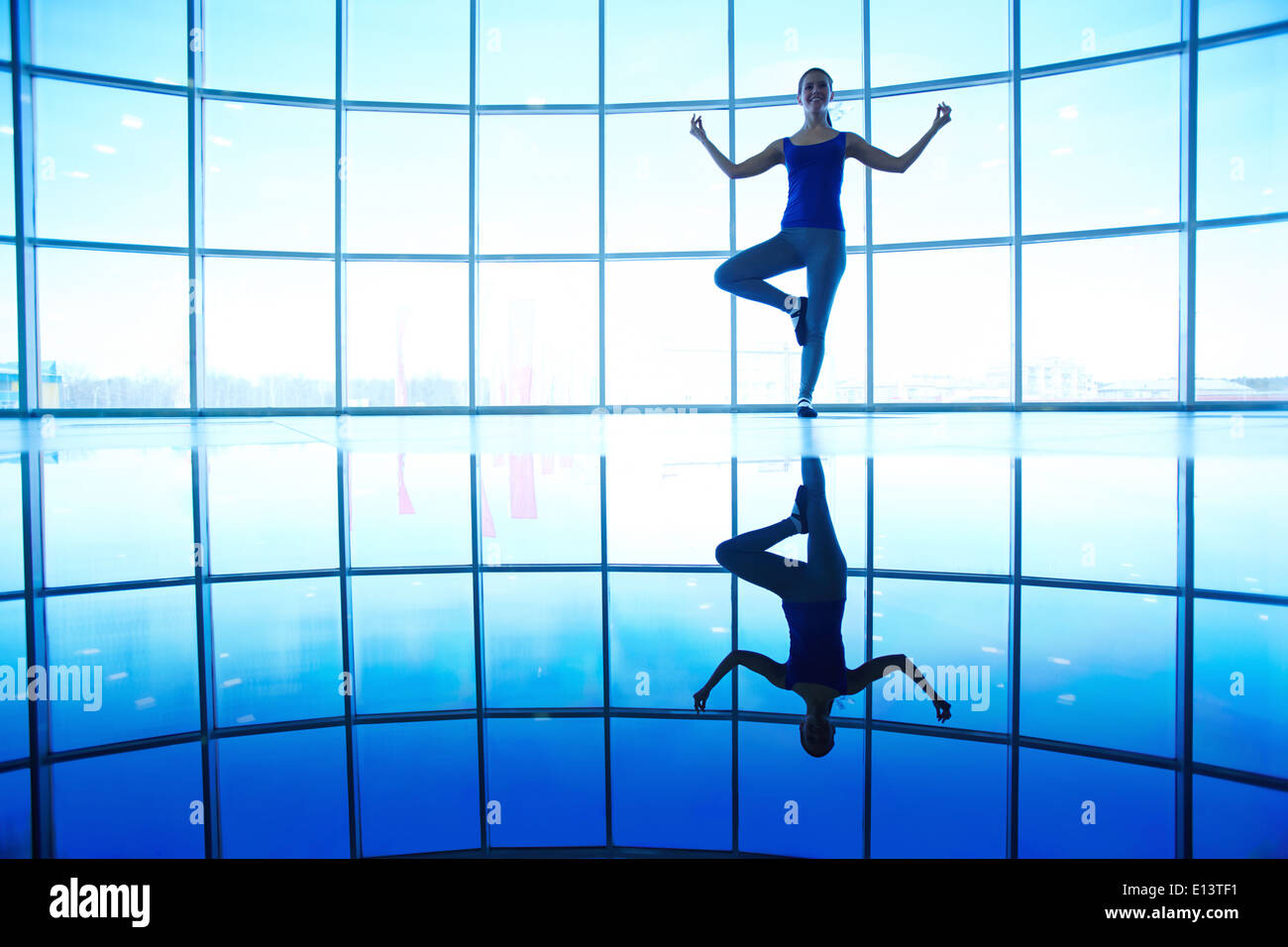 Immagine della donna facendo esercizio di yoga in equilibrio in palestra Foto Stock