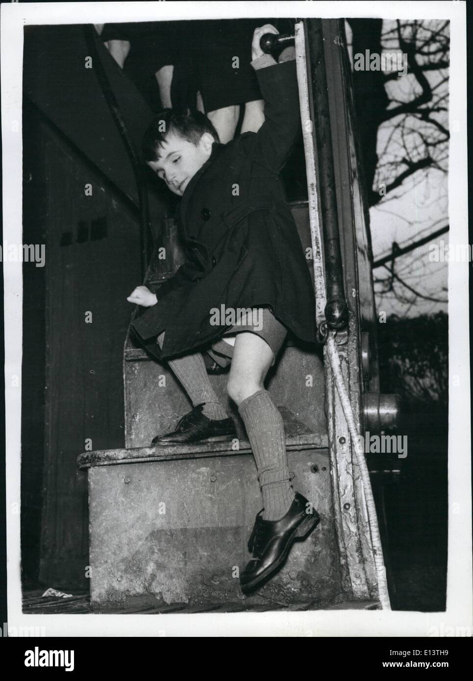 27 mar 2012 - Arrampicata la propria strada giù per la scala a spirale del double-decker bus è poco cinque-anno-vecchio Antoigne Reeves, un nuovo arrivo alla scuola. Foto Stock