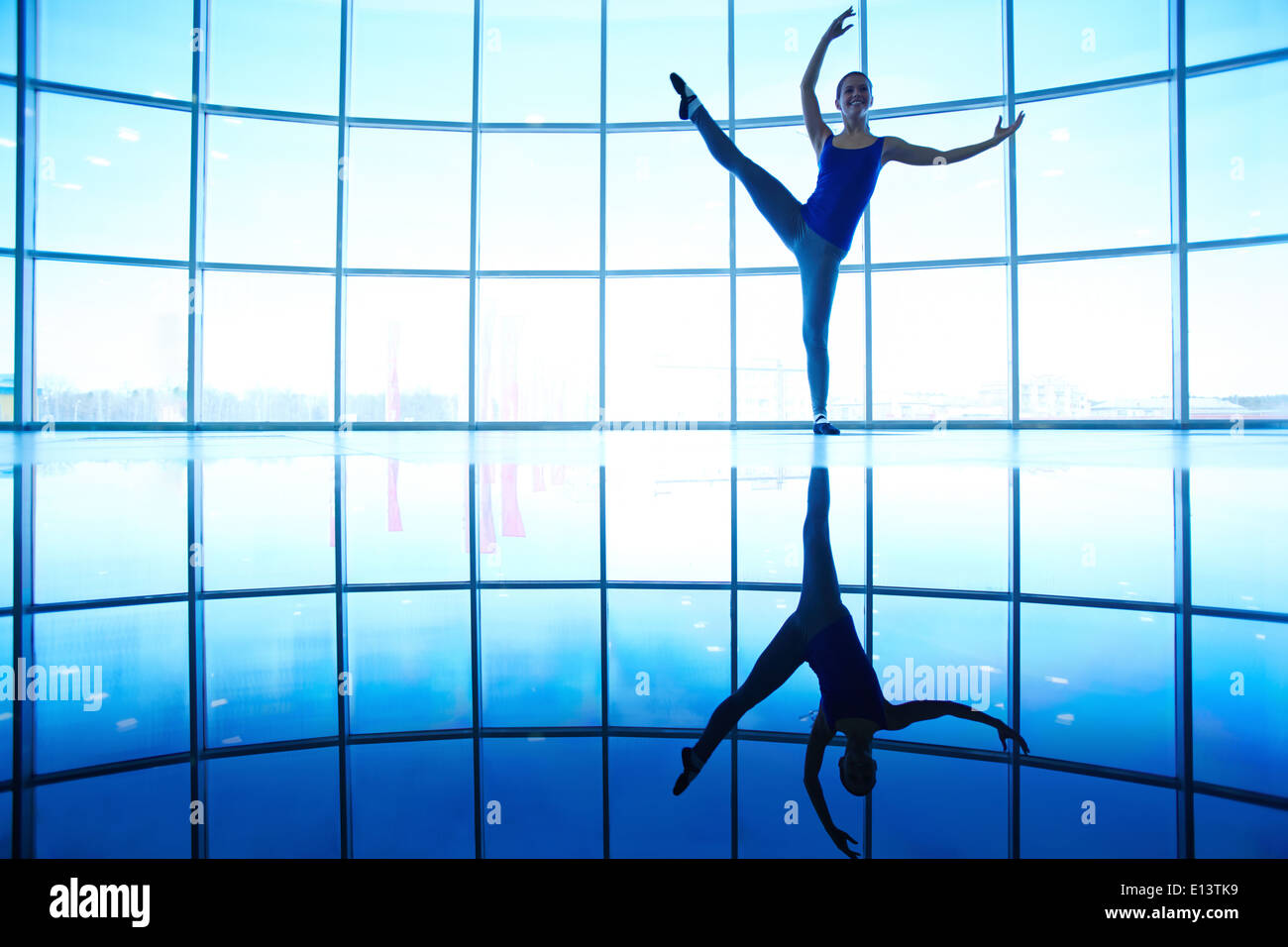 Immagine della femmina equilibrio facendo esercizio in palestra Foto Stock