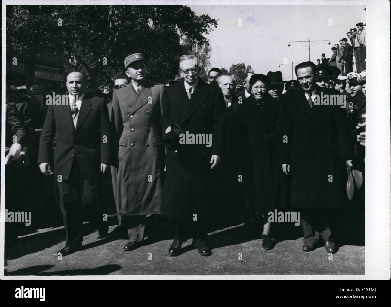 27 mar 2012 - Il Presidente dello Stato di Israele, sig. Ben Zvi in visita ufficiale a Haifa si vede il passaggio di Haifa la strada principale. Estrema destra della foto il sindaco di Haifa, il Sig. Aba Chushi e la Sig.ra Ben Zvi, il Presidente la moglie. Foto Stock