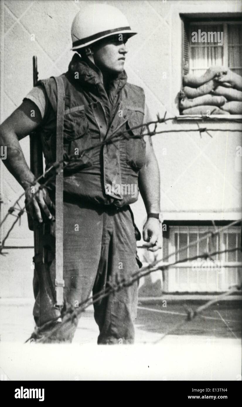 27 mar 2012 - drastiche misure di sicurezza sono state adottate durante la Makarios - Denkatsh incontro dall'isola di forze delle Nazioni Unite, sotto la cui egida si sono svolti i negoziati. La canadese soldati dell ONU nella foto sono indossare a prova di proiettile cappotti cintura. Foto Stock