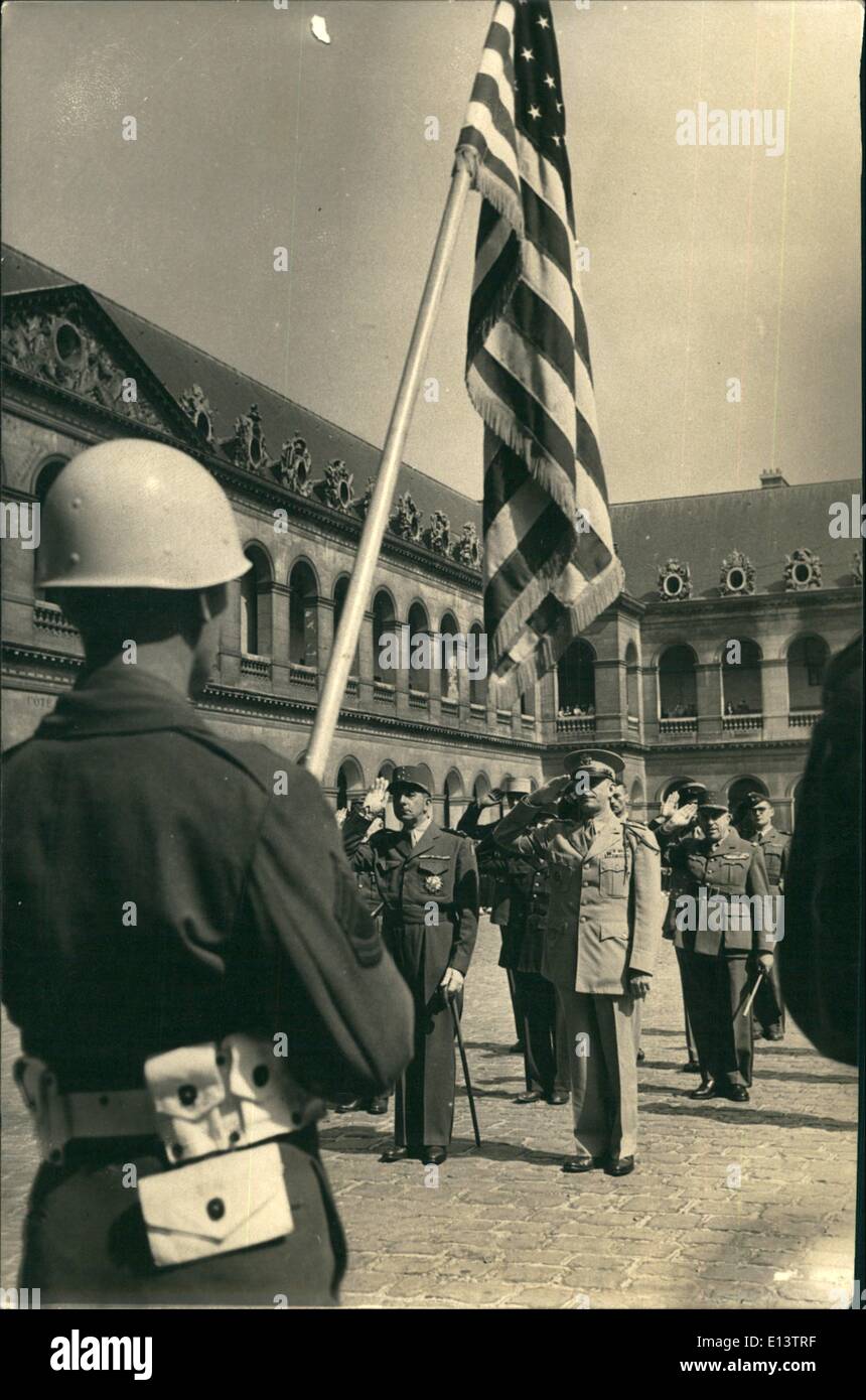 27 mar 2012 - il suo mattina - Generale Smith addetto militare dell'ambasciata americana a Parigi. è stata fatta comandante della legione d'onore dal generale dela   Foto mostra Delattre generale e Smith prima della bandiera americana. Foto Stock