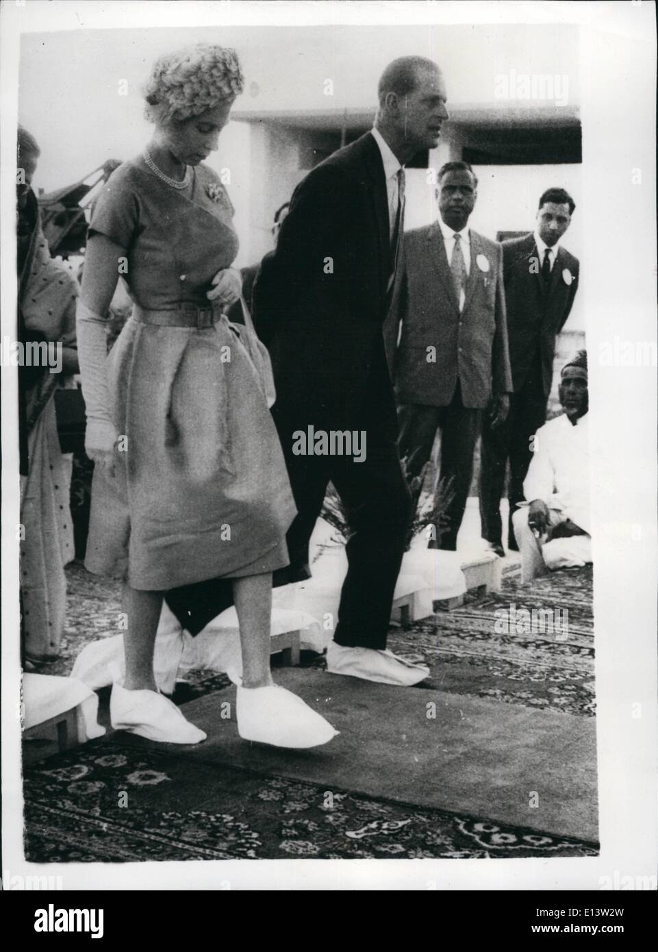 27 mar 2012 - Royal tour del Pakistan. Copertura per il Royal scarpe - al memoriale di Jinnah.: H.M. La regina e il Duca di Edimburgo pone un ira sul memoriale per il fondatore del Pakistan - Il Sig. Jinnah. Durante la loro visita al Memoriale loro maestà doveva coprire le loro scarpe secondo le consuetudini locali. La Ghirlanda recante cerimonia è stata a Quaid-i-Azam's Mazar. La foto mostra la regina e il duca - con le loro scarpe - coperto a piedi il sito del Memoriale di Jinnah per la ghirlanda cerimonia di posa. Foto Stock