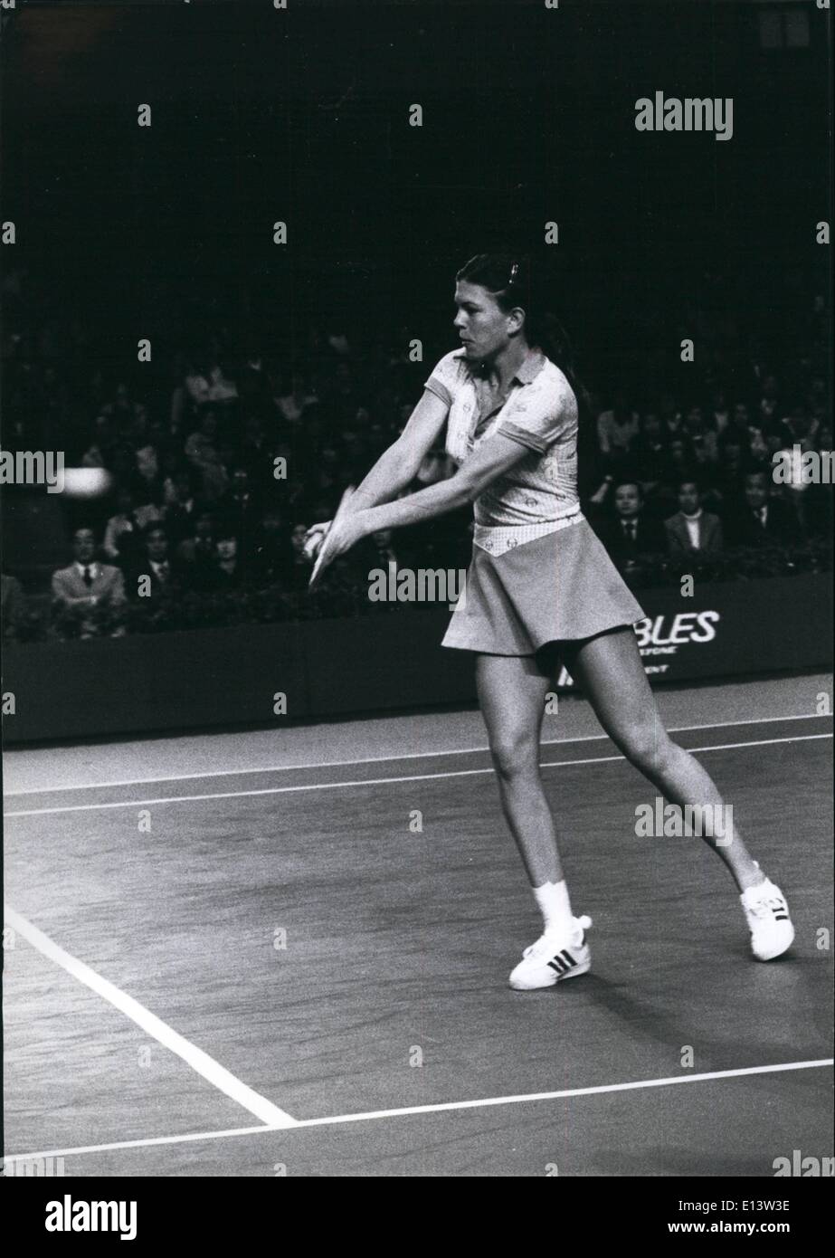 27 mar 2012 - '77 Bridgestone Ladies raddoppia campionati: le finali di noi 00,000 Ladies raddoppia i campionati di tennis ha avuto luogo a Tokyo il nono e il decimo mese di aprile con 16 ladies prendono parte. I vincitori sono stati Betty stufa e M. Navratilova che ha battuto la Virginia Wade e Francoise Durr in retta fissa (7-5, 6-3) per prendere il primo premio di 6.000. Billy Jean King, che lo scorso anno ha collaborato con Betty stufa ha vinto il campionato, doveva essere contenuto con il 3° posto. La riproduzione con rosmarino Casals contro M. Jausovec e V. Ruzici hanno preso la partita in retta fissa (6-2, 6-4) Foto Stock