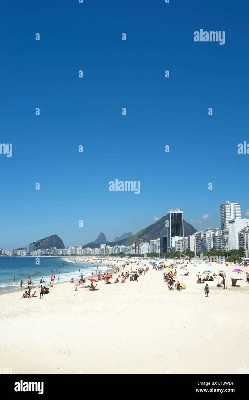 Vista panoramica della spiaggia di Copacabana con skyline di Rio de Janeiro in Brasile Foto Stock