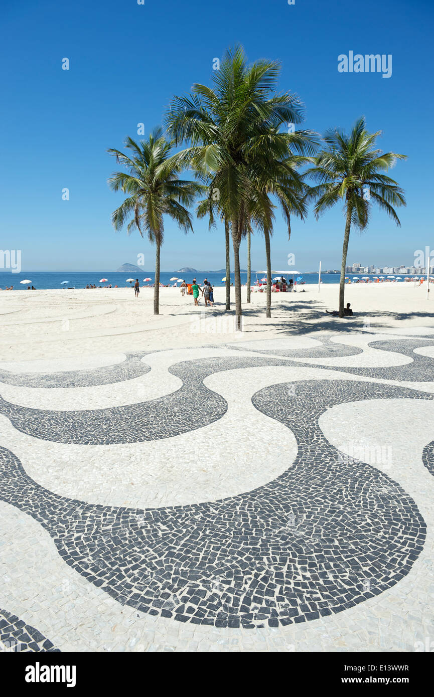 Marciapiede iconica tile pattern con palme vista vuota della spiaggia di Copacabana a Rio de Janeiro in Brasile Foto Stock