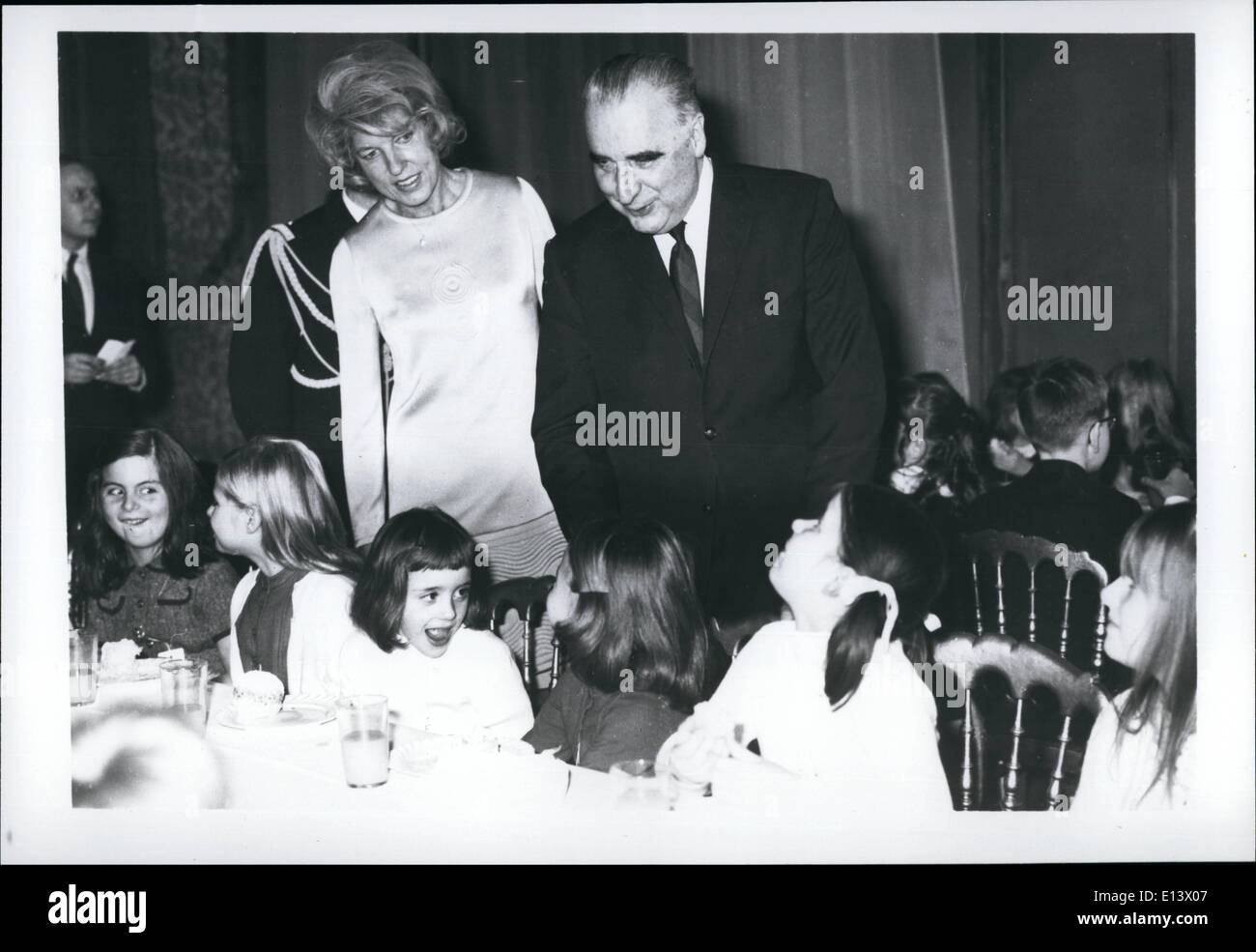 27 mar 2012 - Il Presidente della Repubblica francese e la Sig.ra Pompidou, con i bambini dell'Elysee Palace personale - hristmas 19 Foto Stock
