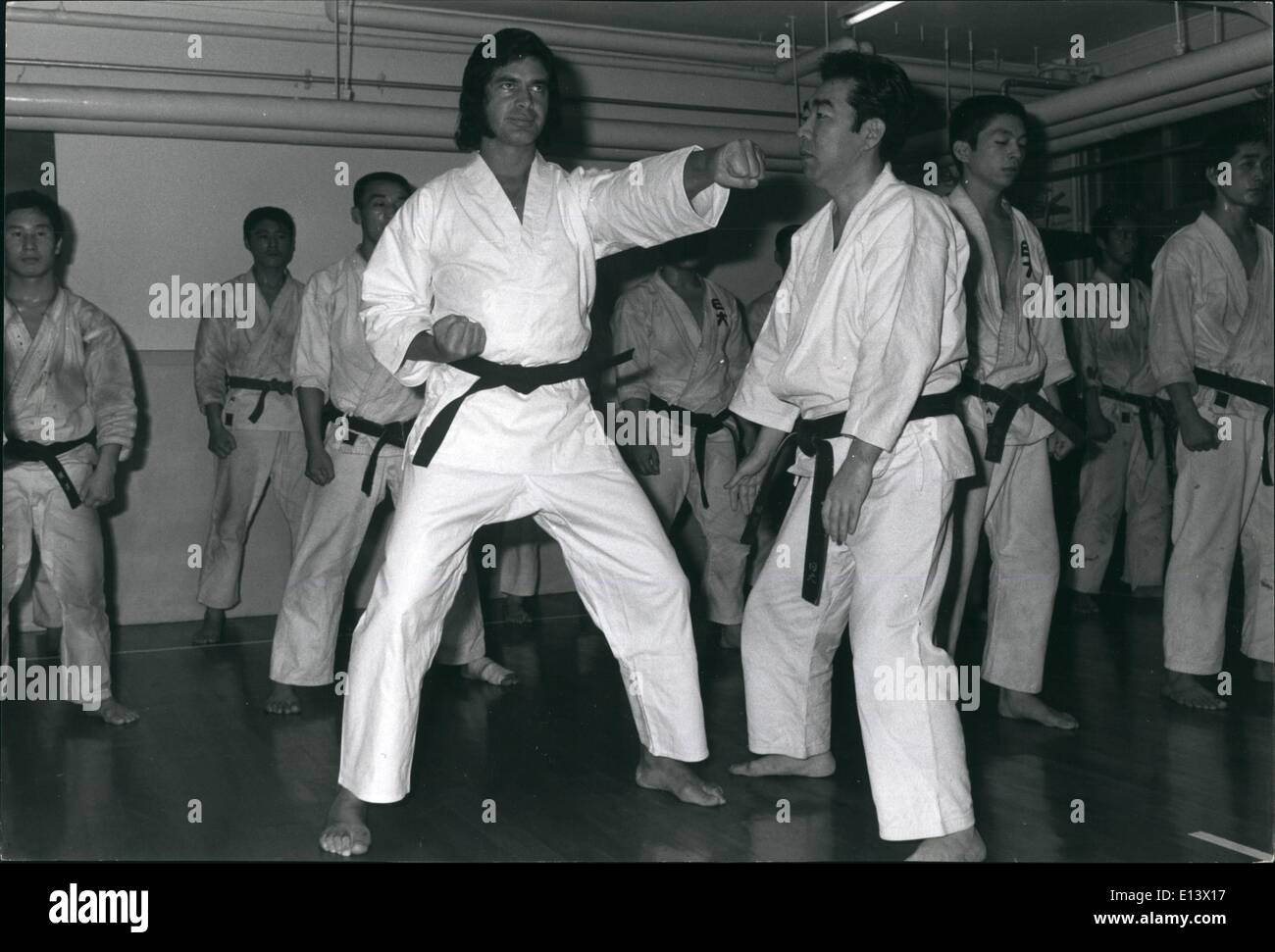 27 mar 2012 - Humperdinck Impara Karate in Tokyo. Stella della musica Engelbert Humperdinck chi è in Giappone a dare cinque concerti, utilizza il suo tempo fuori di scena a praticare il Karate con gli studenti della Nihon University a loro palestra a Tokyo. La questione viene chiesto se Engelbert ritiene sia giunto il momento di difendere se stesso da oltre-entusiasta "fan" che il loro entusiasmo può tentare di tagliare ciocche di capelli, o tagliare dei pezzi di suoi vestiti come souvenir di inestimabile valore ? Foto: Engelbert Humperdinck in formazione con praticanti di Karate presso la Nihon University Gymnasium di Tokyo. Foto Stock