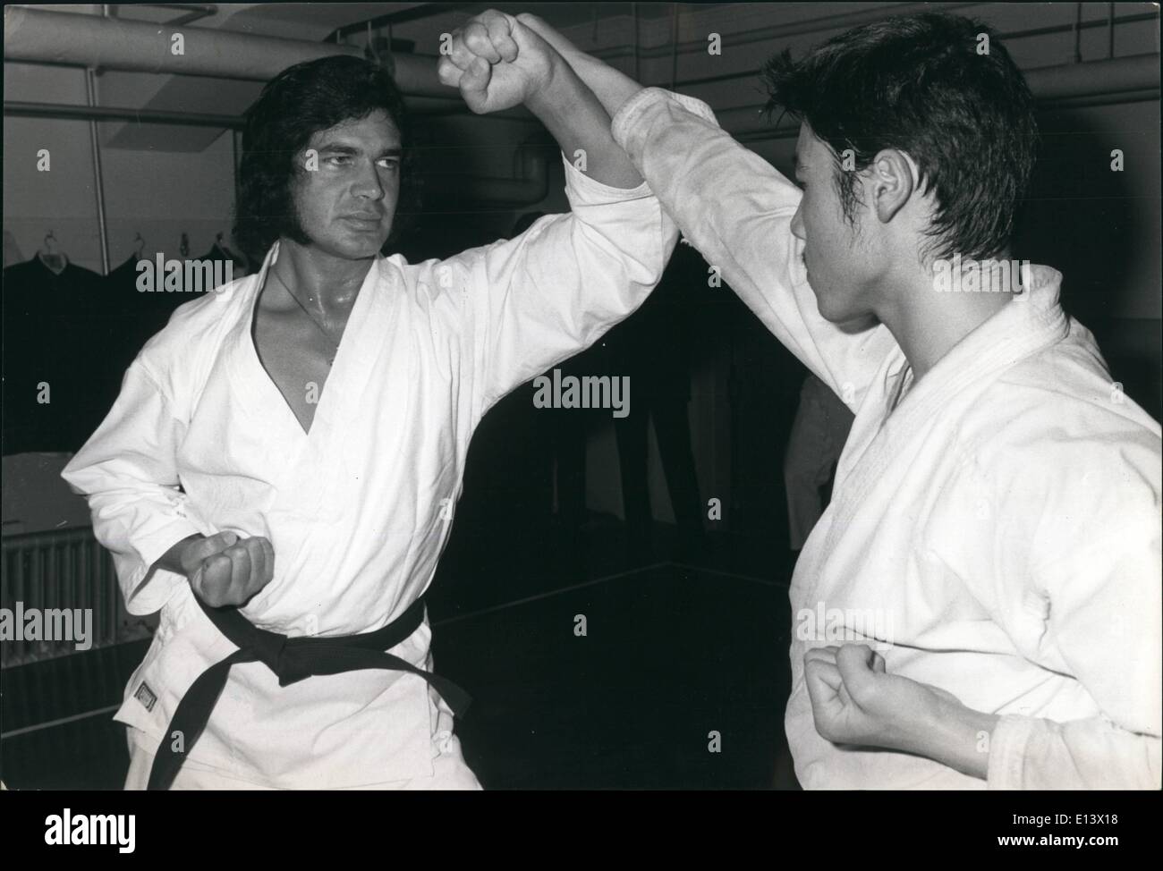 27 mar 2012 - Humperdinck Impara Karate in Tokyo. Stella della musica Engelbert Humperdinck chi è in Giappone a dare cinque concerti, utilizza il suo tempo fuori di scena a praticare il Karate con gli studenti della Nihon University a loro palestra a Tokyo. La questione viene chiesto se Engelbert ritiene sia giunto il momento di difendere se stesso da oltre-entusiasta "fan" che il loro entusiasmo può tentare di tagliare ciocche di capelli, o tagliare dei pezzi di suoi vestiti come souvenir di inestimabile valore ? Foto: Engelbert Humperdinck in formazione con praticanti di Karate presso la Nihon University Gymnasium di Tokyo. Foto Stock
