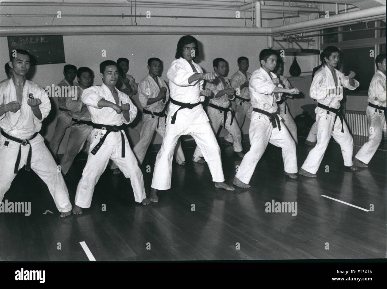 27 mar 2012 - Humperdinck impara il Karate a Tokyo: Canto star Engelbert Humperdinck chi è in Giappone a dare cinque concerti, utilizza il suo tempo fuori di scena a praticare il Karate cinque studenti del Nihon University a loro palestra a Tokyo., la questione viene chiesto se Engelbert ritiene sia giunto il momento di difendere se stesso da oltre-entusiasta "fan" che il loro entusiasmo può tentare di tagliare ciocche di capelli, o tagliare dei pezzi di suoi vestiti come souvenir di inestimabile valore?. La foto mostra Englebert Humperdinck in formazione con praticanti di Karate presso la Nihon University Gymnasium di Tokyo. Foto Stock