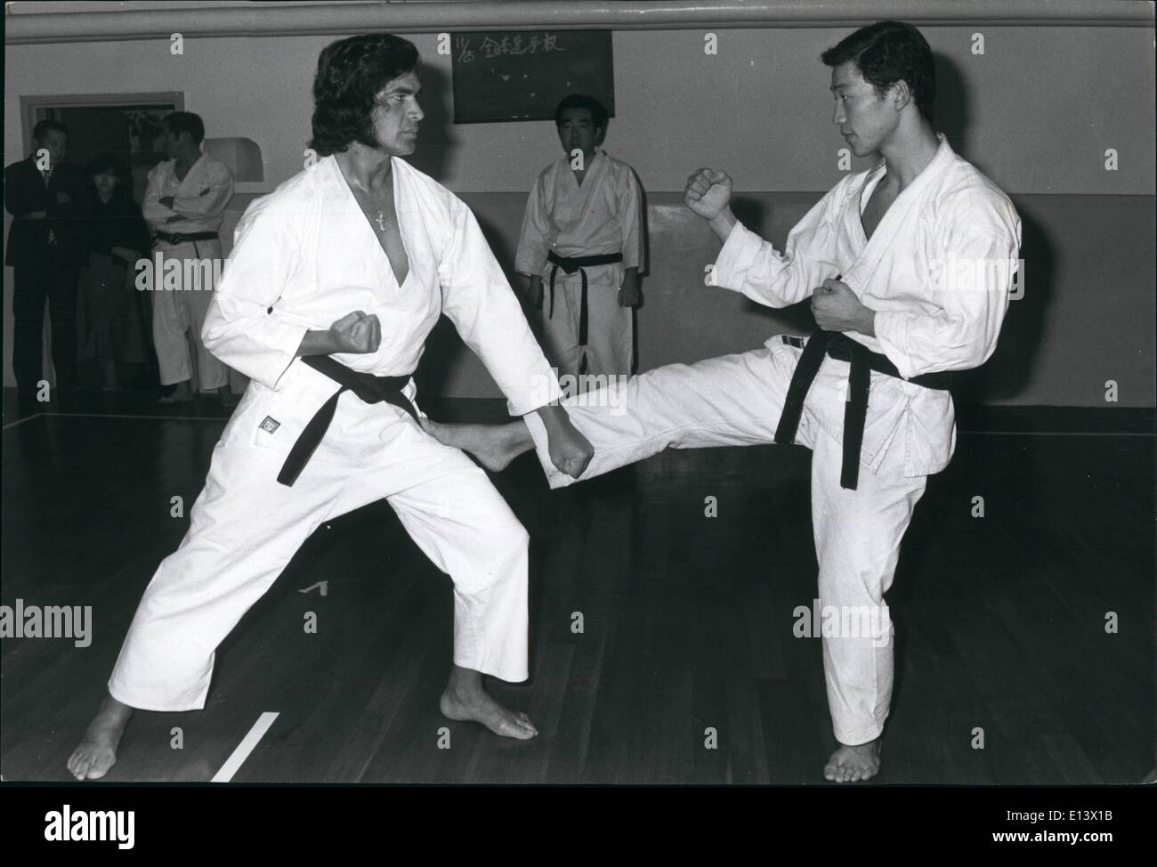27 mar 2012 - Humperdinck impara il Karate a Tokyo: Canto star Engelbert Humperdinck chi è in Giappone a dare cinque concerti, utilizza il suo tempo fuori di scena a praticare il Karate cinque studenti del Nihon University a loro palestra a Tokyo., la questione viene chiesto se Engelbert ritiene sia giunto il momento di difendere se stesso da oltre-entusiasta "fan" che il loro entusiasmo può tentare di tagliare ciocche di capelli, o tagliare dei pezzi di suoi vestiti come souvenir di inestimabile valore?. La foto mostra Englebert Humperdinck in formazione con praticanti di Karate presso la Nihon University Gymnasium di Tokyo. Foto Stock