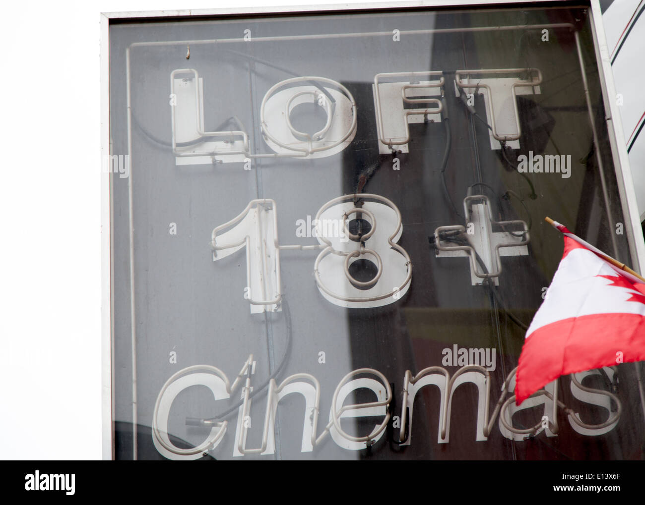 Basso angolo vista del segno al neon a movie theater, Loft Cinema, Toro Foto Stock