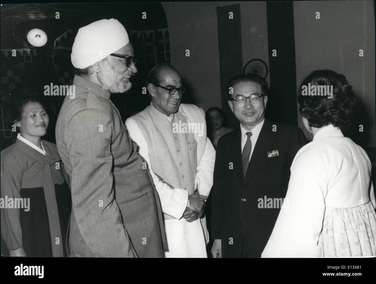 27 mar 2012 - Ministro per gli Affari Esteri Sardar Swaran Singh congratularmi con la carica d' Dal hi il sig. Yu sang Jim presso la reception tenuto dall'ambasciata nella celebrazione dell'elevazione del governo indiano delle relazioni diplomatiche con i due paesi coreano a livello di ambasciatori sul dicembre 12, 1973. Visto in medio è il sig. H.D. Malviya p.f. Foto Stock