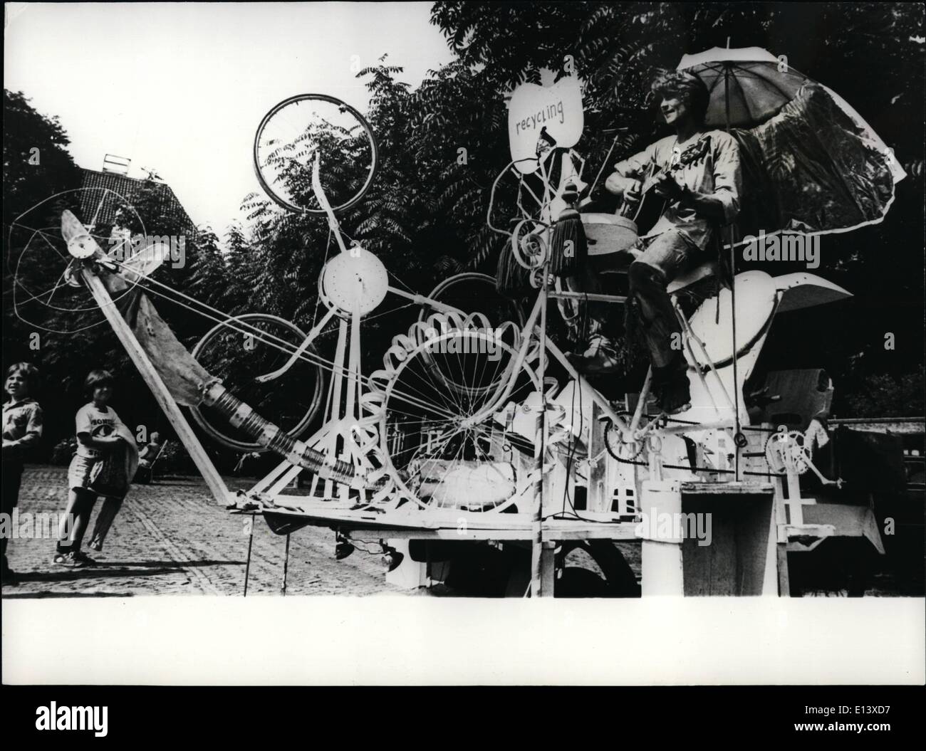 27 mar 2012 - One Man Band: Amsterdam di Garbage Philharmonic Orchestra. Questo giovane musicista di strada data prestazione in Amsterdam. Mentre si sta giocando la sua chitarra, i suoi piedi manipolare una stadiazione fatta di parti del ciclo attraverso il quale alcuni disegni ''musica'' viene. Foto Stock