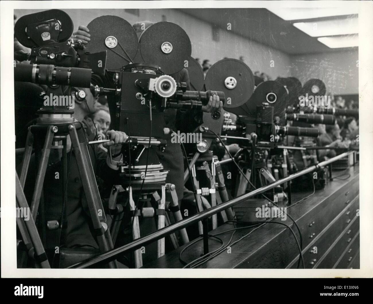 27 mar 2012 - Presentazione e amministrazione del giuramento del nuovo armadio tedesco nel grande salone della casa dell'Assemblea Federale a Bonn il 20 ottobre 1953. Fotocamere con pellicola del Cinegiornale appena catturare gli eventi nell'Assemblea federale. Foto Stock