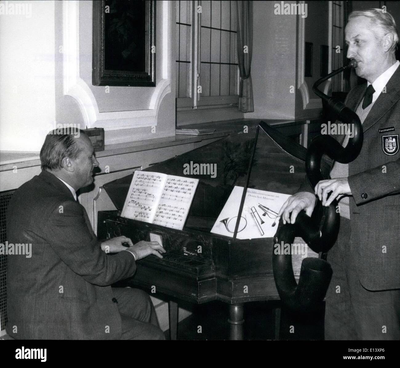 27 mar 2012 - La più antica musica-strumenti di Monaco di Baviera/Germania Ovest può ora essere ascoltato su record: la più antica e bella musica - strumenti del Museo tedesco a Monaco di Baviera/Occidentale-germania sono per ascoltare quanto un tempo breve sul record. Per preservare i rari e preziosi reperti della strumento musicale collezione del museo, tre record sono stati presi. Su questo record sono ''conservati"' ottoni, organi pianoforti e spinnets. La foto mostra due servitori del Monaco di Baviera Museo Tedesco giocando su un vecchio spinnet (sinistra) e su un serpente (destra) Foto Stock