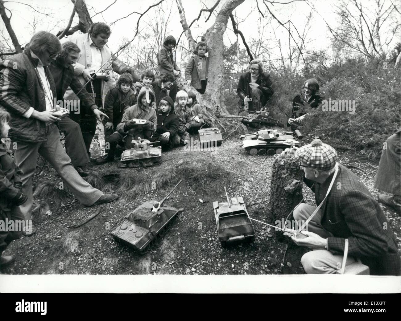 27 mar 2012 - Parte del campo di battaglia con i membri del gruppo del modello di armatura di gruppo e alcuni dei loro tifosi. K Foto Stock