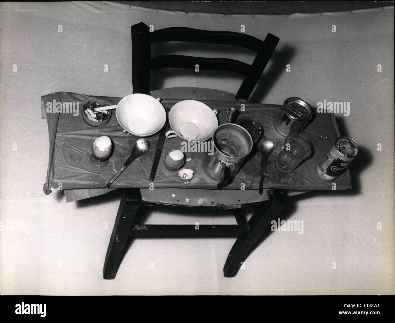 27 mar 2012 - essi rivendicazione è ''Un'opera d'Arte": Questo gruppo di molto familiare oggetti è una delle mostre ''Comparaisons 61'' dove astratta, surrealista, ingenuo e altre opere dispari sono ora in mostra. Il " lavoro "' è intitolata "Colazione' Foto Stock