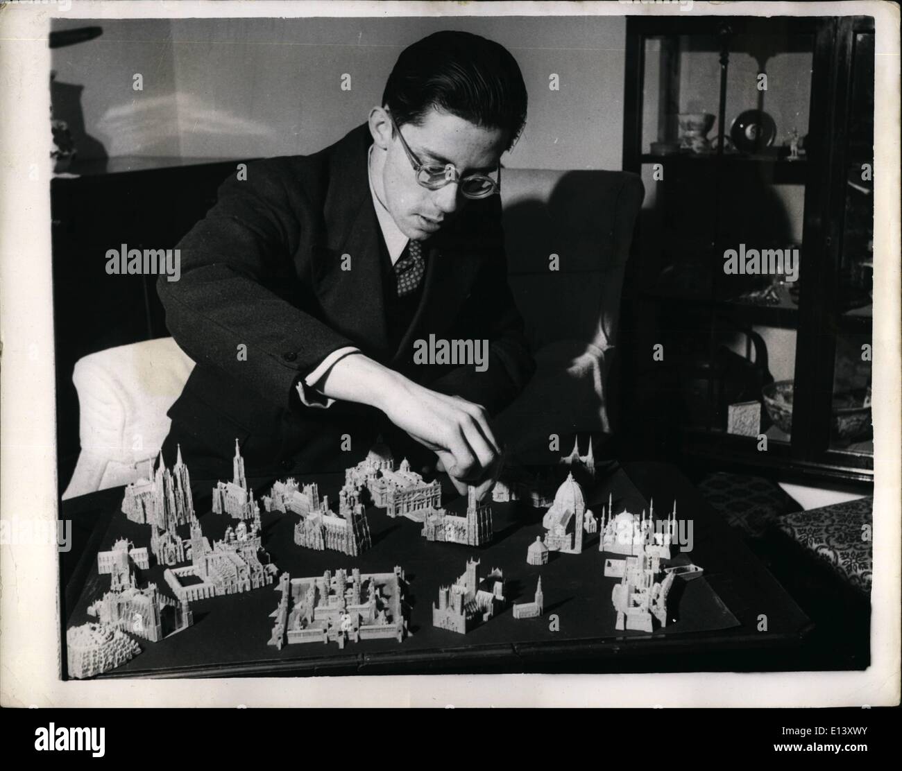 27 mar 2012 - rasoio rotto scolpisce il suo modello chiese: paralizzati dalla poliomielite, 24 anni John Hearsey, si siede nella sua casa a casa Tronch, Peldon, vicino a Colchester, Essex e scolpisce con la rottura di una lama di rasoio. Questo è il solo strumento che utilizza per realizzare modelli di inglese e continentale e Cathedralss chiese. Tutti sono realizzati in scala - tre quarti di un pollice a 100 piedi- in legno di balsa. Il modello più grande - San Pietro di Roma - ha avuto due mesi per completare; la più piccola - San sposa Fleet Street tre giorni . ci sono anche i templi e le moschee. Il sig. John Hearsey con alcuni dei molti modelli ha fatto Foto Stock