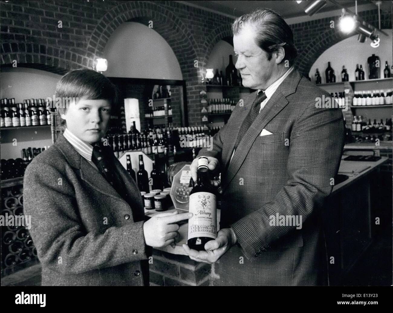 27 mar 2012 - Dal profondo della propria cantina, Althorfe '77', non Vintage ma anche a disposizione del pubblico il visconte Althorpe e suo padre Foto Stock