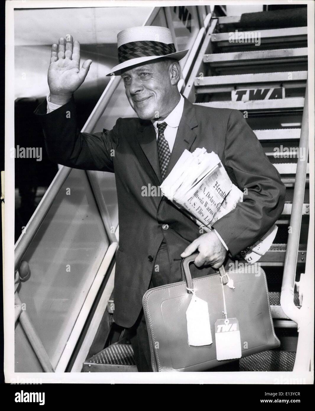 Mar 31, 2012 - Stati Uniti ambasciatore in Arabia Saudita, Donald R. Heath, che hanno conferito con il presidente Eisenhower e il segretario di stato Dulles oggi, si prepara a bordo di un TWA Jetstream Volo per Francoforte, in Germania, in rotta per il tormentato Medio Oriente. Il sig. Heath, ex ambasciatore per tre anni, e sua moglie Louise, sono tornare a questo post che egli ha assunto sette mesi fa, seguita a sei settimane di lasciare qui negli Stati Uniti. Foto Stock