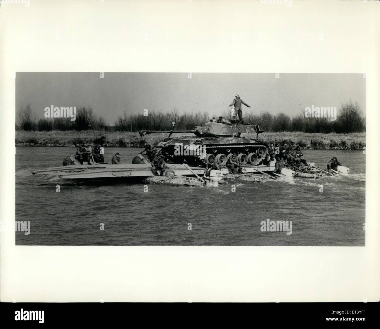 27 mar 2012 - Editore internazionale di servizio, Outboard Marine International S.A, casella 830, a Nassau, Bahamas: moderni motori fuoribordo la propulsione di una chiatta e veicolo blindato manoevres militare. Le forze militari di molti paesi sono ora dotati di motori fuoribordo che sono usati per assicurare un rapido e sicuro trasporto di truppe, armi e forniture attraverso fiumi e ruscelli. Foto Stock