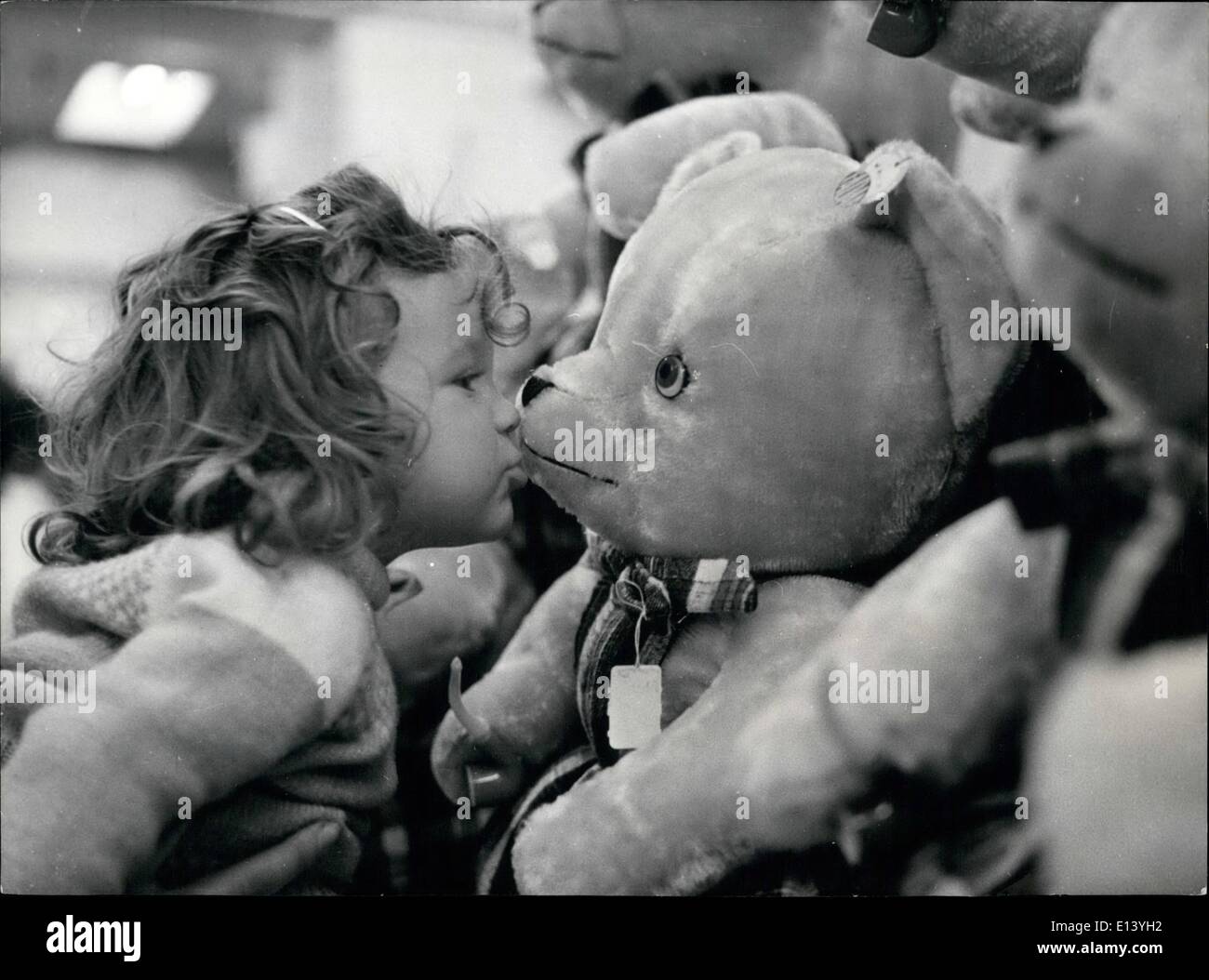 27 mar 2012 - giocattoli per Natale: ammirando i bambini sfollati giocattoli per Natale in negozi di Parigi. Foto Stock