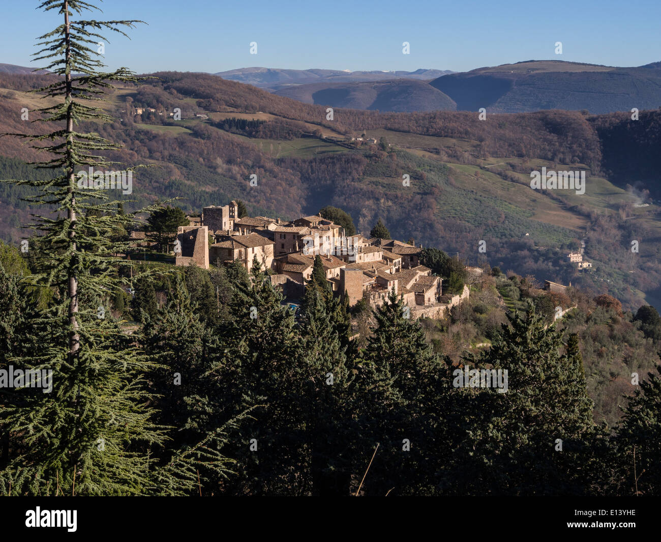 Collepino di Spello, Umbria, Italia; panorama di un piccolo castello medievale sul Monte Subasio Foto Stock