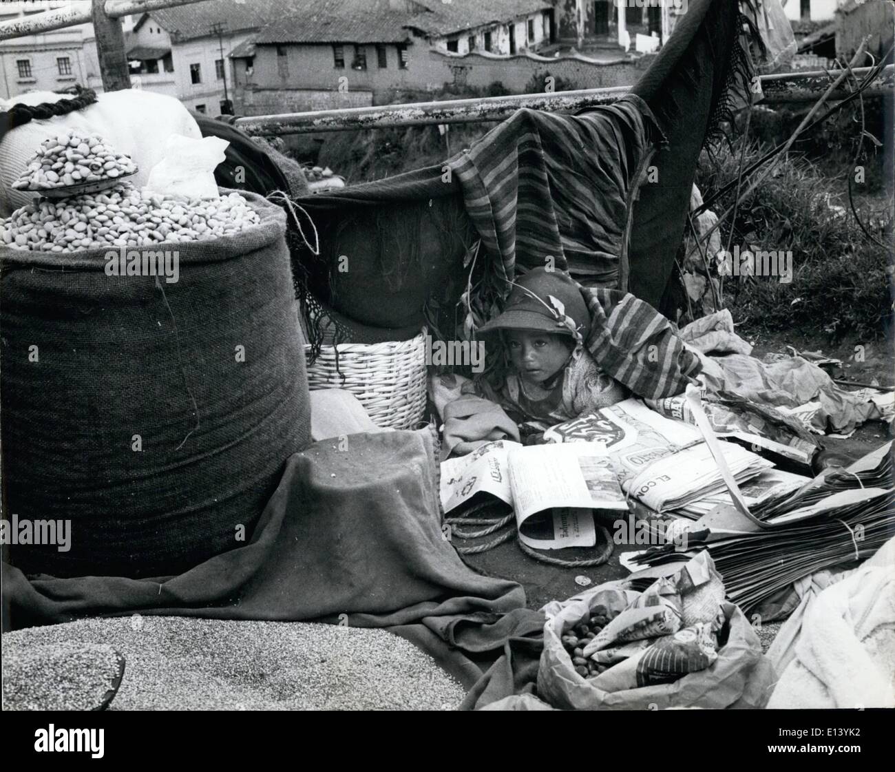 27 mar 2012 - Durante i giorni della fiera si possono vedere le scene come quella mostrata nell'immagine. Mentre la madre vende il suo bambino dorme Foto Stock