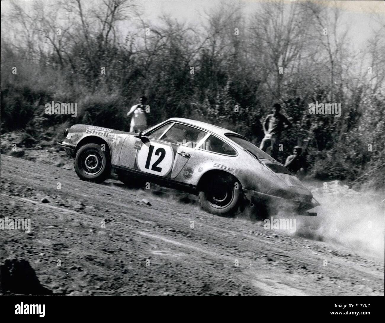 27 mar 2012 - African Safari Rally 1972: Zasada, ''battenti Pole'' e connazionale Marien Bien stanno guidando questa Porsche 911S -- monoposto n. 12. Foto Stock