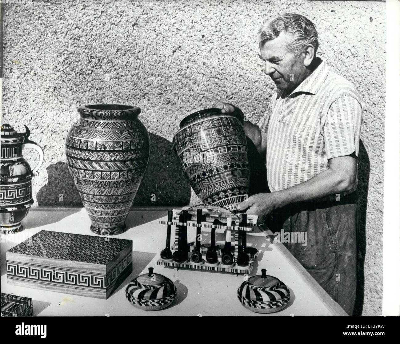 27 mar 2012 - opere d'arte: da pezzi di legno: Avete mai visto un vaso fatto di 21.000 pezzi di otto diversi tipi di legno? Bene, artista folk, Jan Vavra, un pensionato cabinet maker da Novy Jicin, Morvia settentrionale, ha appena finito di uno, e sta compiendo un altro. Il suo grande hobby è più dispendioso in termini di tempo ( il vaso, per esempio, ha 12.000) ore per rendere. Jan Vavra rende molte belle voci dal legno che egli forme, bastoni in luogo e costituiscono in ornamenti. Lo scorso anno si è aggiudicato il primo premio nella sfera delle arti applicate in un display regionale del lavoro da dilettante artisti creativi Foto Stock