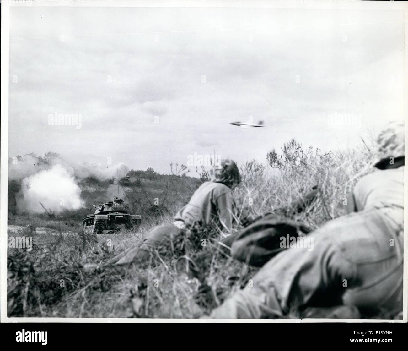 27 mar 2012 - Marine Assault: Frontline truppa azione interrompe momentaneamente durante un Marine Corps FJ-2 Fury striature a getto attraverso la battaglia simulata area per rammollire l ''Enemy'' resistenza resistente in-a-crack Pillboxes. Foto Stock