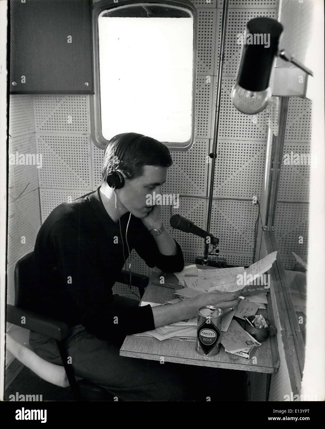 Mar 31, 2012 - La radio pirata nave Caroline operanti fuori del East Anglian costa mostra fotografica: Simon Dee, il disc jockey, ssen nel suo studio a bordo della Caroline. Foto Stock