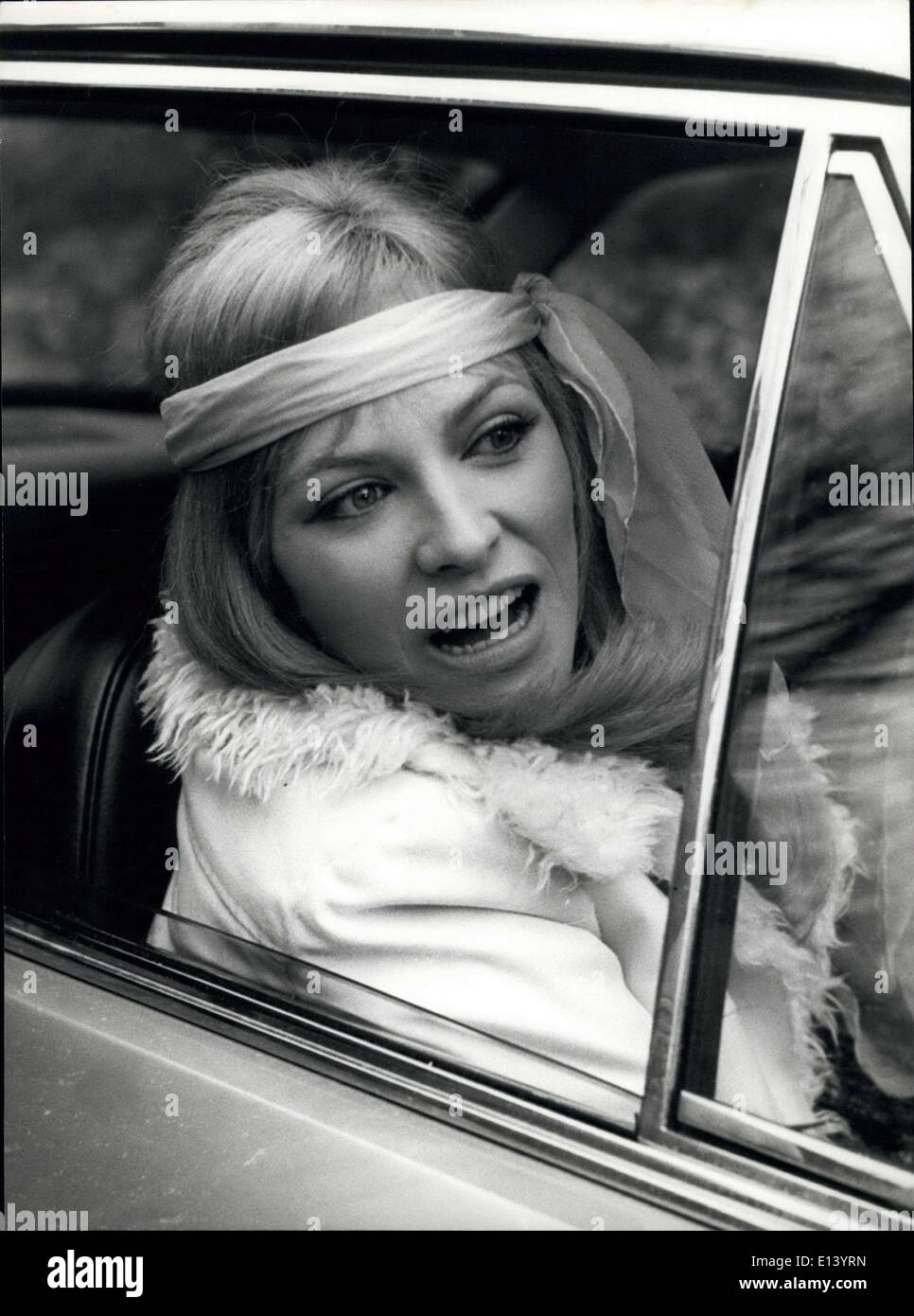 Mar 31, 2012 - Roma, febbraio 1969: ''Le Sorelle" è il titolo del film che conta la storia del controllo psicologico di una sorella sull'altro. Il film è diretto da Roberto Malenotti e presenta le principali stelle Susan Strasberg e Nathalie Delon e gira all'interno di una villa privata vicino Roma.mostra fotografica di Nathalie Delon come 'squaw'' sul set. Foto Stock