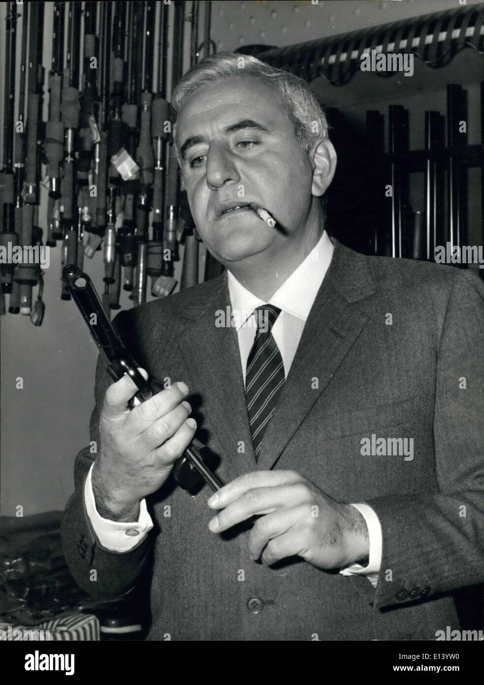 Mar 31, 2012 - Adolfo Celi contro James Bond!: Adolfo Celi un noto attore italiano che ha preso parte i numerosi film in Italia e all'estero sarà avversario di cucitura Cennery la famosa ''agente 007'' nel prossimo film della fortuna produzione di James Bond serie. Il film ''Thunderball'' sarà shooteed in Inghilterra, in Francia e nella bella e soleggiata isole delle Bahamas. Adolfo Celi come tutti i nemici di James Bond morirà. Ma prima di lasciare per la location del film è solo la preparazione di se stesso...... Foto Stock