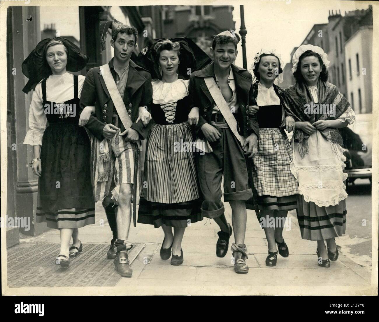 27 mar 2012 - Giovani donne e i loro accompagnatori sul modo per un giorno della Bastiglia celebrazione da parte della federazione di cittadini francesi in Foto Stock