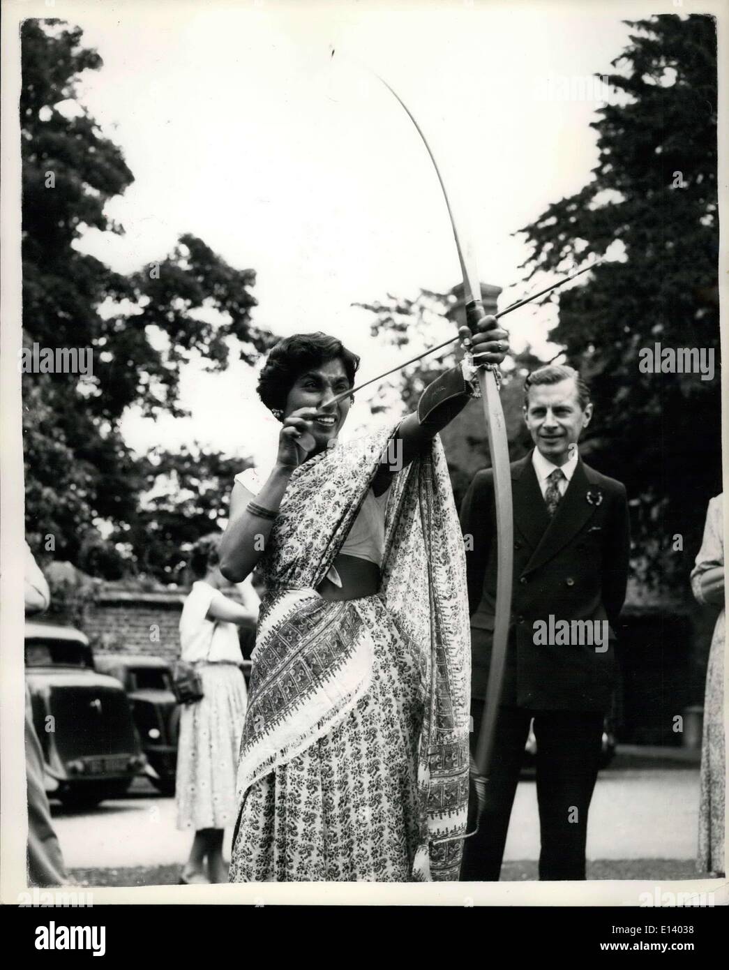 Mar 31, 2012 - Wimbledon stelle prendere un viaggio sul fiume.LADY DA CALCUTTA prende la mira. Molte delle stelle del presente il Torneo di tennis di Wimbledon-ha trascorso la giornata presso il National Recreation Centre,Abbazia di Bisham, Berkshire,ieri.. KEYSTONE foto mostra: MISS R. DAVAR da Calcutta- prende la mira durante un concorso di tiro con l'arco-all Abbazia di Bisham. Foto Stock