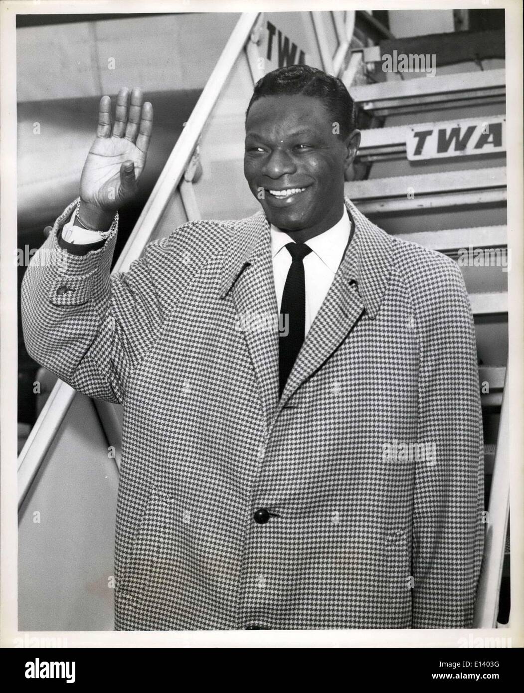 Mar 31, 2012 - Edoardo Vianello aeroporto, N.Y., 22 maggio - cantante Nat King Cole arriva qui questa mattina Via TWA Ambasciatore di volo da Los Angeles. Egli è qui per la premiere di ''Cina Gate,'' il filmato in cui Fa il suo debutto agendo. Foto Stock