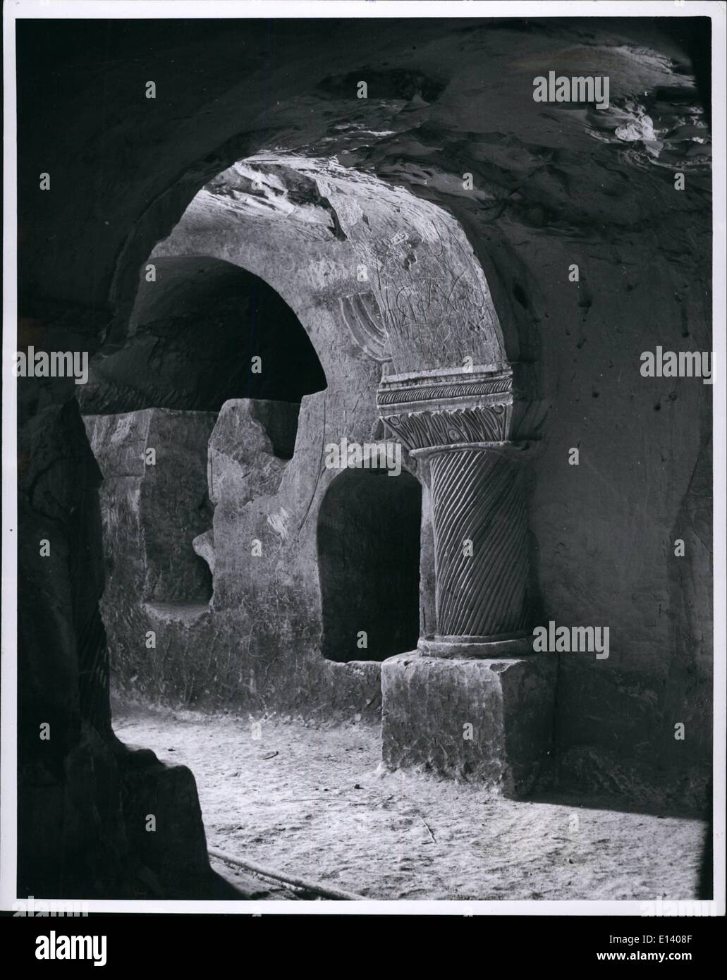 27 mar 2012 - Rock hewm corridoio con passaggi che conducono fuori in camere funerarie a Beit Shearim. Foto Stock