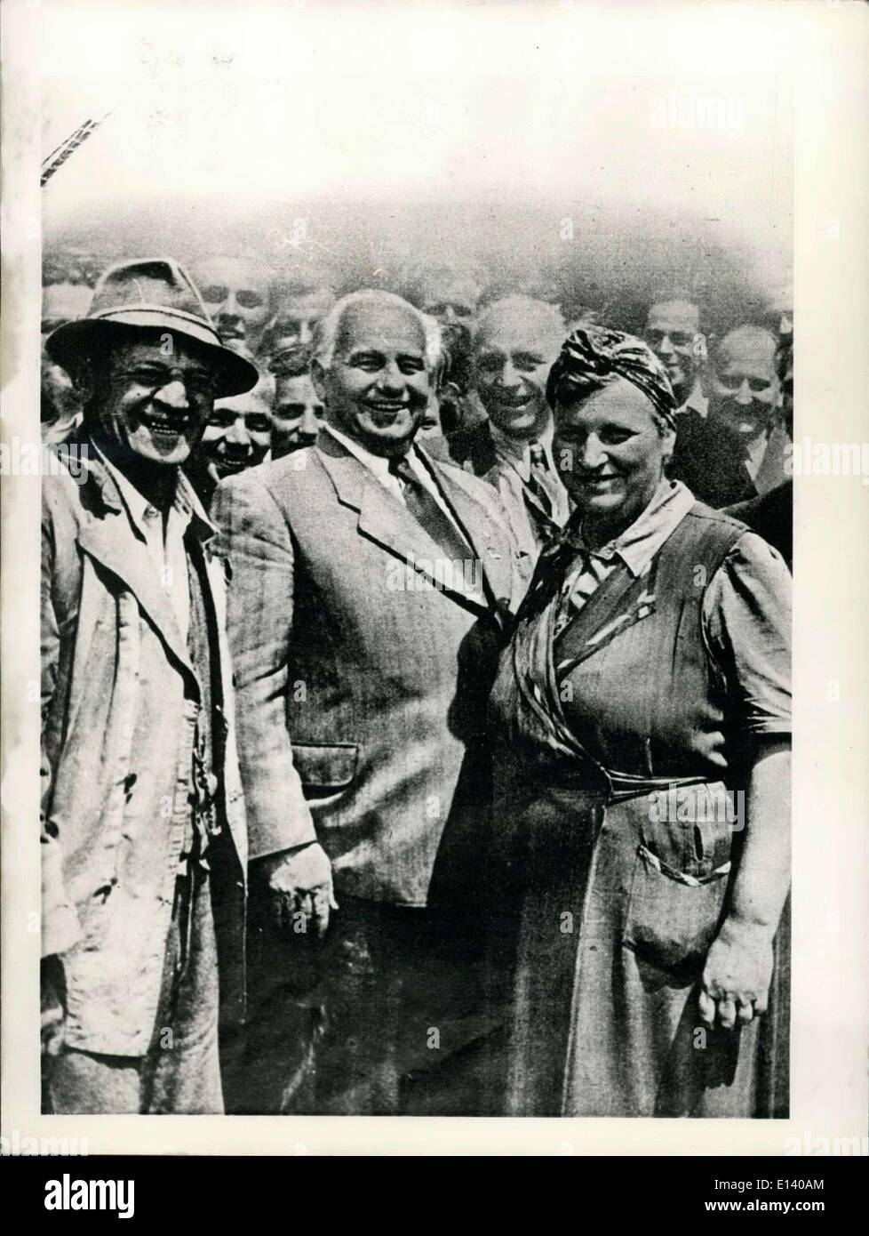 Mar 31, 2012 - Mostra fotografica di Wilhelm Pieck, Presidente dell'Est (tedesco) Repubblica democratica tedesca, circondato da ''il suo " donne, in occasione del terzo anniversario della fondazione del suo stato, a Berlino. Foto Stock