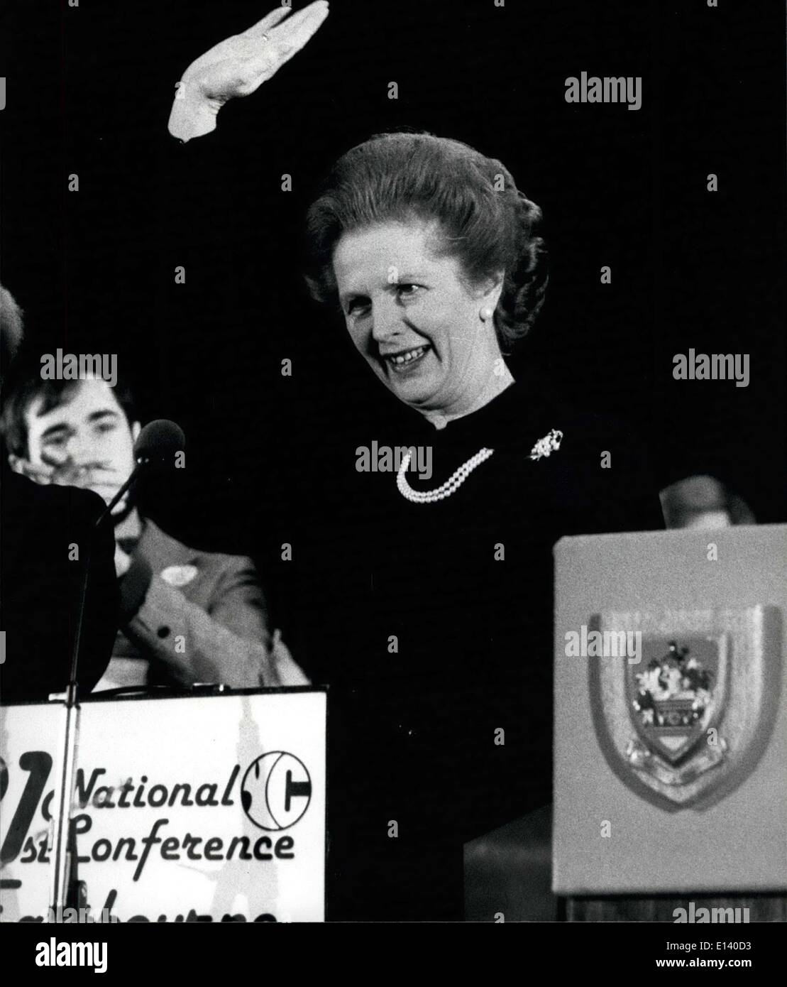 Mar 31, 2012 - La signora Thatcher si rivolge ai giovani conservatori: la signora Thatcher dà un'onda come ella riceve una standing ovation dopo affrontare il XXI Nazionale Giovani conferenza conservatore a Eastbourne sabato scorso. Foto Stock