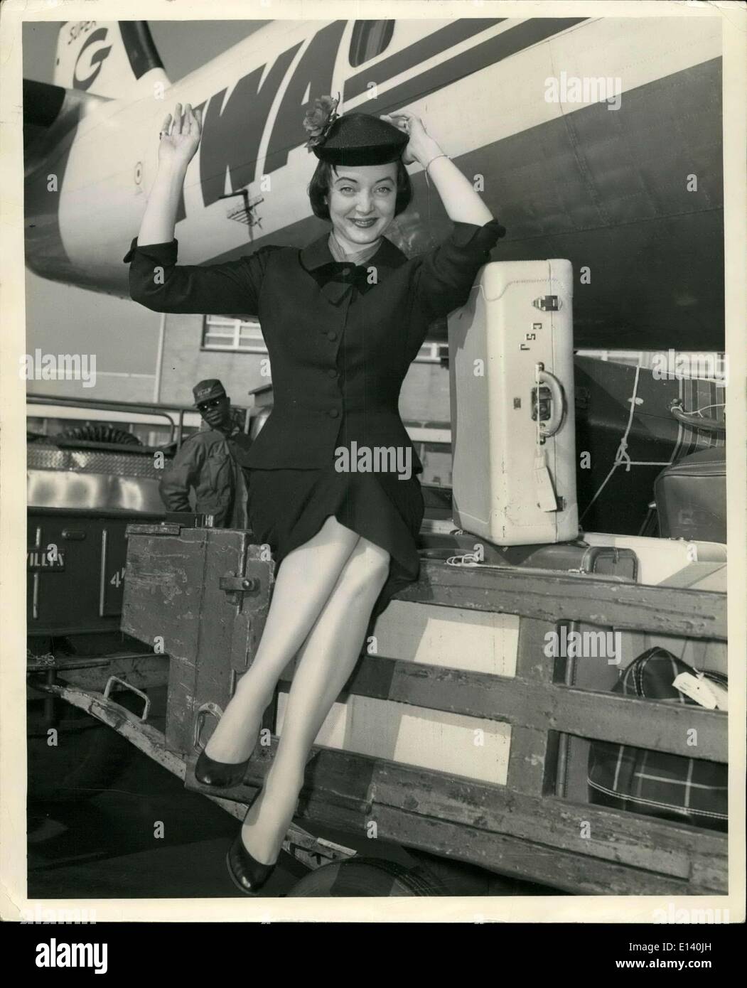 Mar 31, 2012 - Laurea Party arriva: Hollywood attrice Carolyn Jones arriva a New York via TWA per pubblicizzare il suo nuovo motion picture ''Il Bachelor Party''. Miss Jones, il texano bellezza, sarà anche il modello a 60 piedi ritratto di se stessa per tutto il mondo più grande Billiboard oltre il Victoria Theatre. Foto Stock