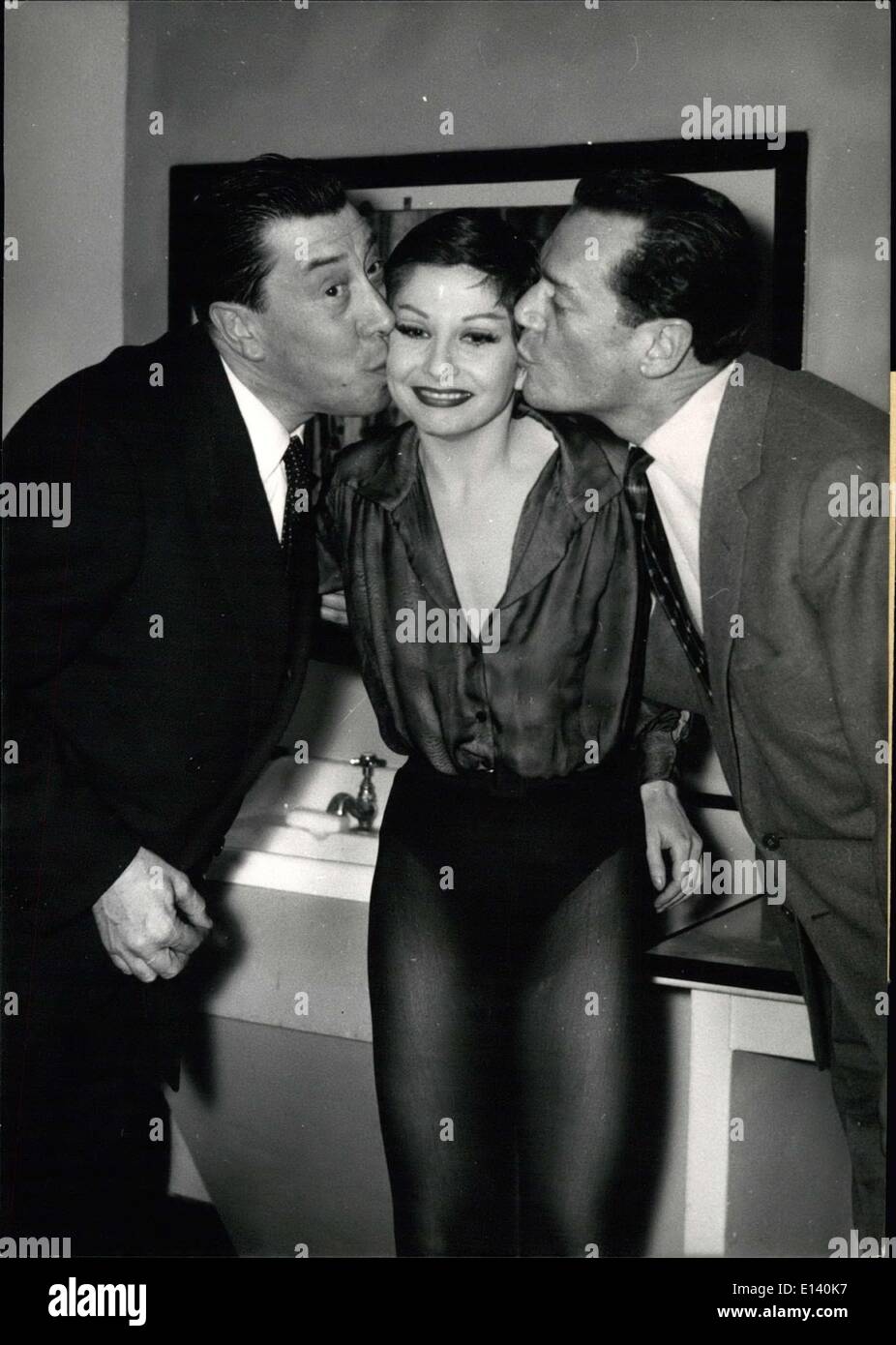 Mar 31, 2012 - Zizi Jeanmaire rende un colpo come varietà attrice: Al Paris Alhambra, il teatro di varietà di proprietà di e gestito da Maurice Chevalier, Zizi Jeanmaire, il famoso ballerino, starred la mostra come un cantante e ballerino la scorsa notte. Zizi Jeanmaire congratulato da Fernandel (sinistra) e Eddie Costantino, Foto Stock