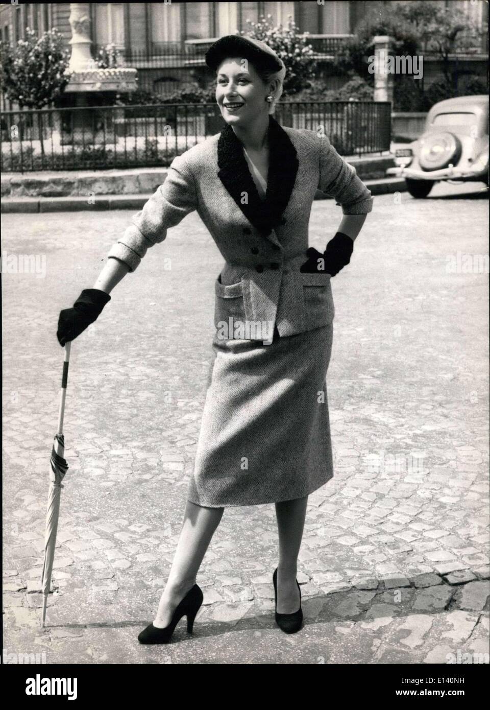 Mar 31, 2012 - per autunno e inverno 1953-1954 Alex Maguy presenta; ''Envie D' ura Chaumiere'' Smart costume in luce colorata Foto Stock