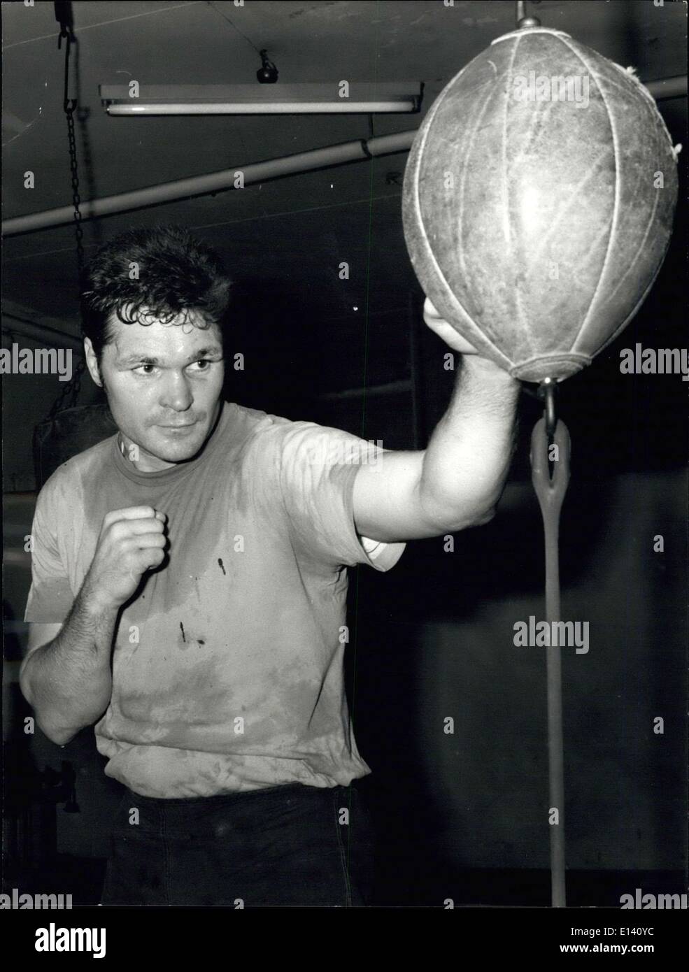 Mar 31, 2012 - World Middleweight Champion Carlos Monzon di Argentina e sfidante americano Denny Moyer scambiati punzoni con sparring partners in formazione Sesseons , per i loro servizi di linea titolo quinto a Roma Sports Palace dove Monzon ha vinto il titolo nel Novembre 1970 da scalzando via Nino Benvenuti Foto Stock